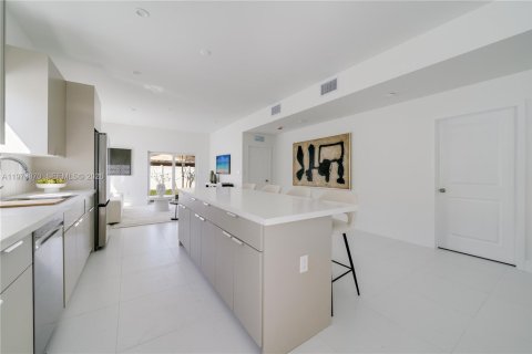 Villa ou maison à vendre à Miami, Floride: 5 chambres, 181.62 m2 № 2031475 - photo 6