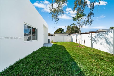 Villa ou maison à vendre à Miami, Floride: 5 chambres, 181.62 m2 № 2031475 - photo 15