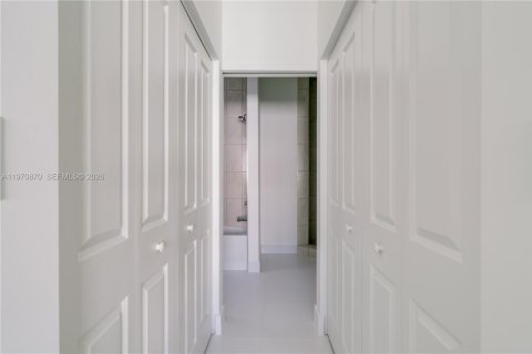 Villa ou maison à vendre à Miami, Floride: 5 chambres, 181.62 m2 № 2031475 - photo 13