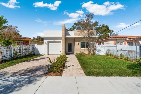 House in Miami, Florida 5 bedrooms, 181.62 sq.m. № 2031475
