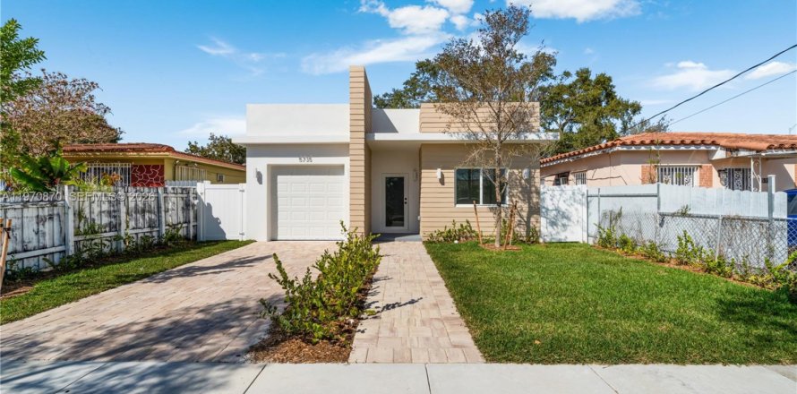 Villa ou maison à Miami, Floride 5 chambres, 181.62 m2 № 2031475