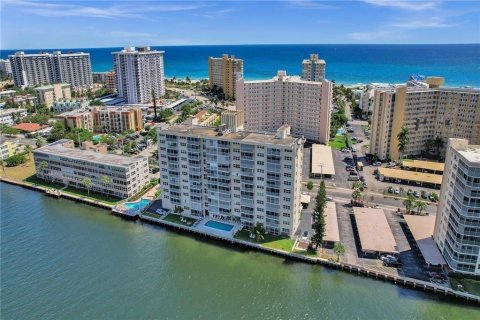 Condominio en Pompano Beach, Florida, 1 dormitorio  № 2084637