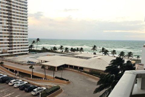 Copropriété à louer à Hallandale Beach, Floride: 1 chambre, 80.82 m2 № 1962923 - photo 1