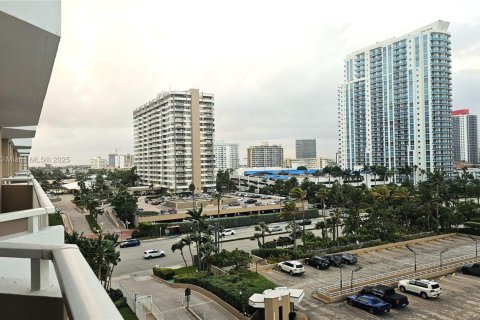 Copropriété à louer à Hallandale Beach, Floride: 1 chambre, 80.82 m2 № 1962923 - photo 17