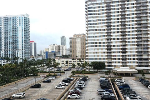 Copropriété à louer à Hallandale Beach, Floride: 1 chambre, 80.82 m2 № 1962923 - photo 18