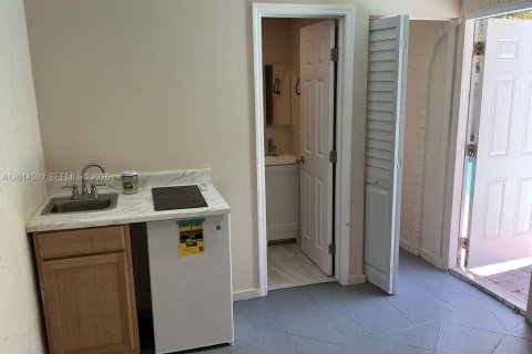 Снять в аренду коммерческую недвижимость в Корал-Спрингс, Флорида 1 спальня, 182.92м2, № 2076306 - фото 2