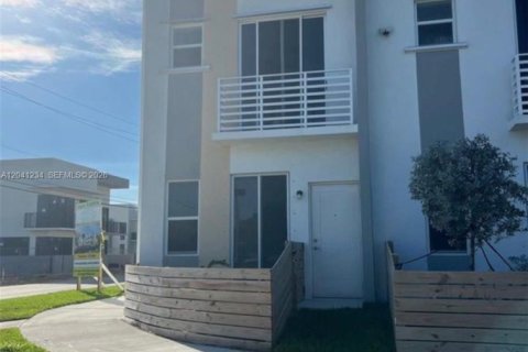 Adosado en Homestead, Florida 3 dormitorios, 147.16 m2 № 2262384