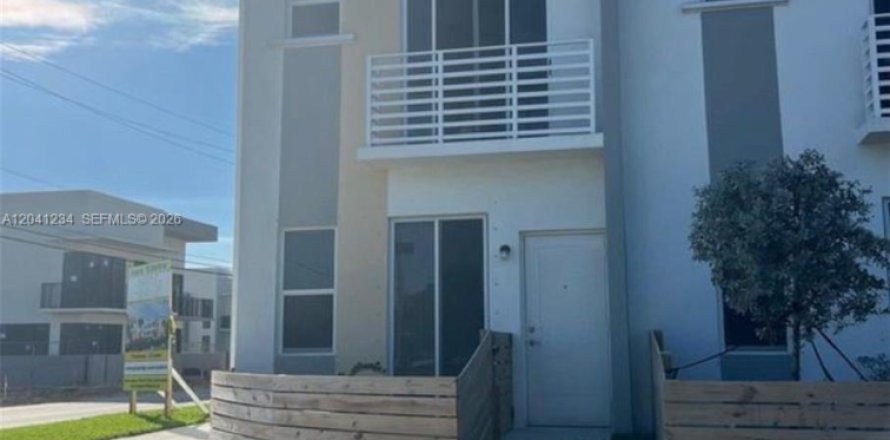Adosado en Homestead, Florida 3 dormitorios, 147.16 m2 № 2262384