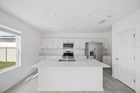 House in Eagle Lake, Florida 4 bedrooms, 198.81 sq.m. № 2394285 - photo 4