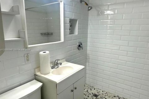 Condo in Miami, Florida, 1 bedroom  № 2065790 - photo 12