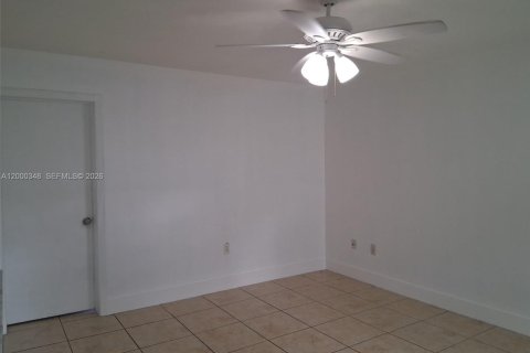 Condo in Miami, Florida, 1 bedroom  № 2065790 - photo 9