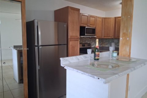 Condo in Miami, Florida, 1 bedroom  № 2065790 - photo 3