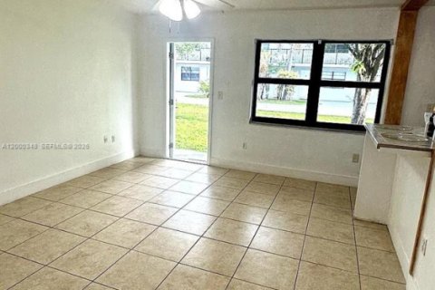 Condo in Miami, Florida, 1 bedroom  № 2065790 - photo 11