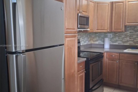 Condo in Miami, Florida, 1 bedroom  № 2065790 - photo 2