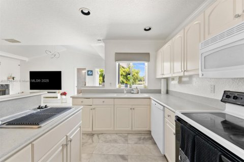House in Pembroke Pines, Florida 5 bedrooms, 262.54 sq.m. № 1894226 - photo 13