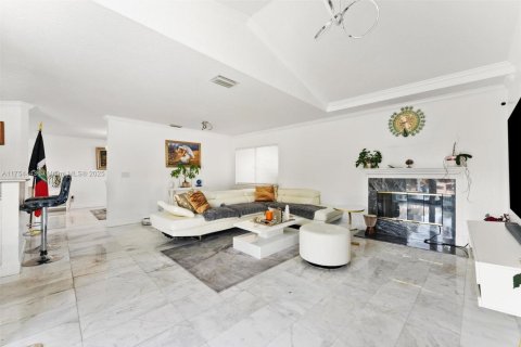 House in Pembroke Pines, Florida 5 bedrooms, 262.54 sq.m. № 1894226 - photo 15