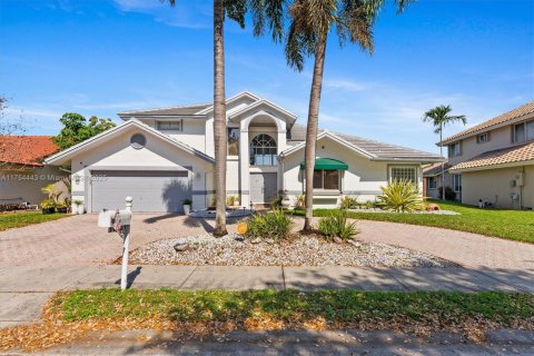House in Pembroke Pines, Florida 5 bedrooms, 262.54 sq.m. № 1894226 - photo 11