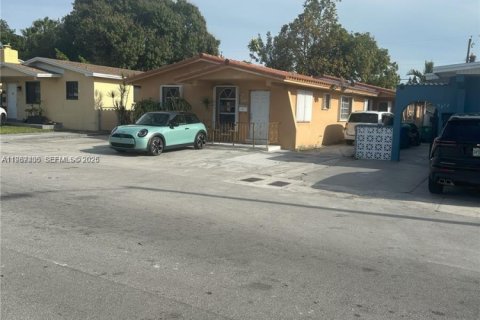 Casa en alquiler en Miami, Florida, 4 dormitorios, 139.35 m2 № 2047774 - foto 2