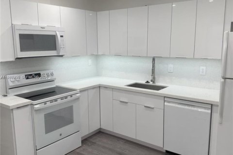 Casa en alquiler en Miami, Florida, 4 dormitorios, 139.35 m2 № 2047774 - foto 9