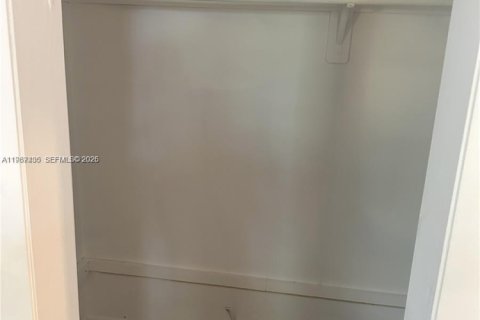 Casa en alquiler en Miami, Florida, 4 dormitorios, 139.35 m2 № 2047774 - foto 16