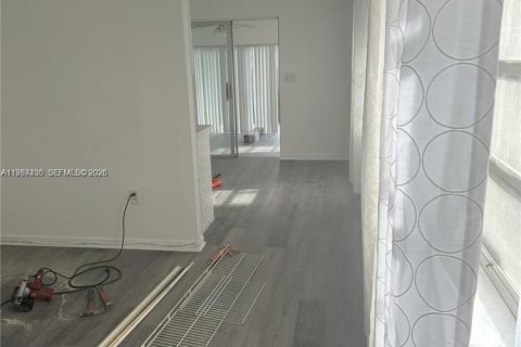 Casa en alquiler en Miami, Florida, 4 dormitorios, 139.35 m2 № 2047774 - foto 4