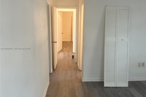 Casa en alquiler en Miami, Florida, 4 dormitorios, 139.35 m2 № 2047774 - foto 7