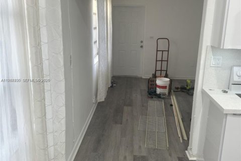 Casa en alquiler en Miami, Florida, 4 dormitorios, 139.35 m2 № 2047774 - foto 5