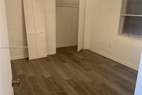 Casa en alquiler en Miami, Florida, 4 dormitorios, 139.35 m2 № 2047774 - foto 13