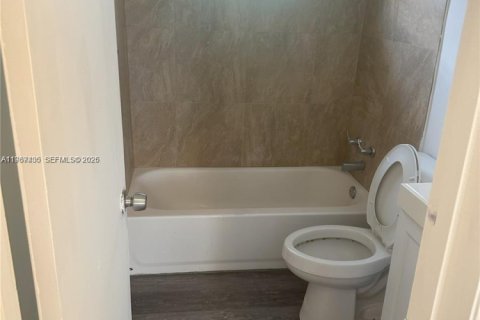 Casa en alquiler en Miami, Florida, 4 dormitorios, 139.35 m2 № 2047774 - foto 15