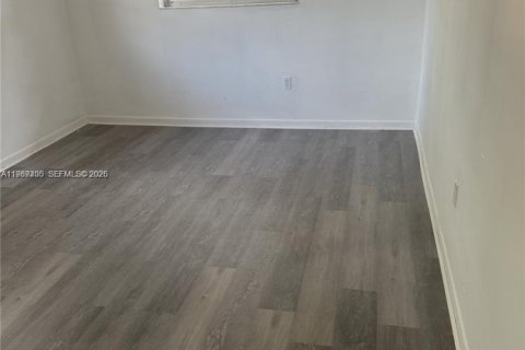 Casa en alquiler en Miami, Florida, 4 dormitorios, 139.35 m2 № 2047774 - foto 12