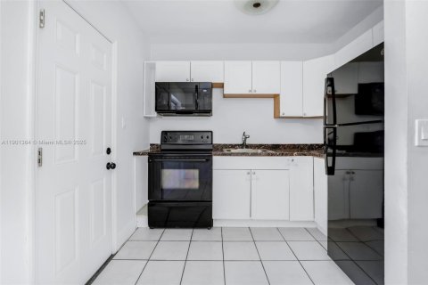 House in West Miami, Florida 2 bedrooms, 153.75 sq.m. № 1953504 - photo 8