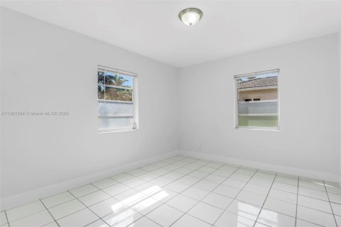 House in West Miami, Florida 2 bedrooms, 153.75 sq.m. № 1953504 - photo 12
