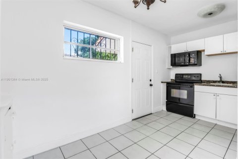 House in West Miami, Florida 2 bedrooms, 153.75 sq.m. № 1953504 - photo 6