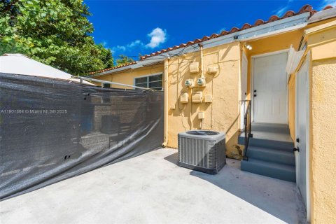 House in West Miami, Florida 2 bedrooms, 153.75 sq.m. № 1953504 - photo 18