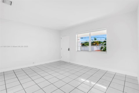 House in West Miami, Florida 2 bedrooms, 153.75 sq.m. № 1953504 - photo 4