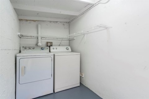 House in West Miami, Florida 2 bedrooms, 153.75 sq.m. № 1953504 - photo 16