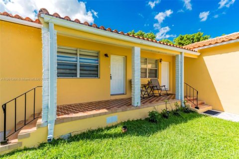 House in West Miami, Florida 2 bedrooms, 153.75 sq.m. № 1953504 - photo 21