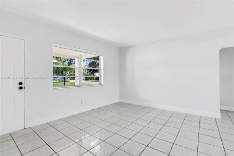 House in West Miami, Florida 2 bedrooms, 153.75 sq.m. № 1953504 - photo 5