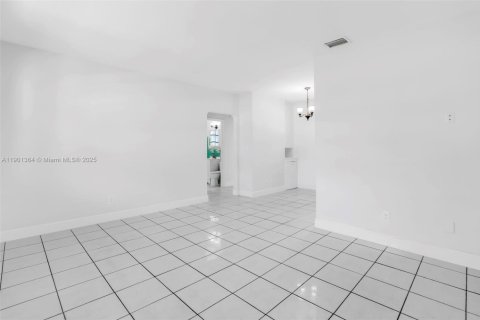 House in West Miami, Florida 2 bedrooms, 153.75 sq.m. № 1953504 - photo 2