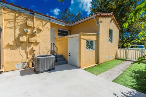 House in West Miami, Florida 2 bedrooms, 153.75 sq.m. № 1953504 - photo 17