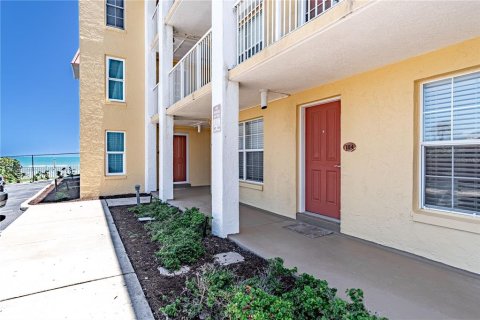 Condo in New Smyrna Beach, Florida, 2 bedrooms  № 1564422 - photo 1