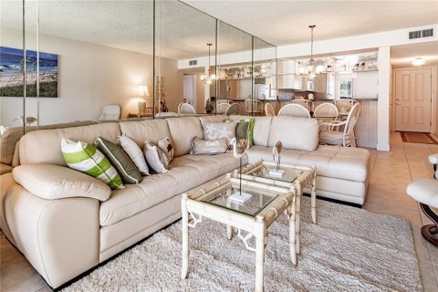Condo in New Smyrna Beach, Florida, 2 bedrooms  № 1564422 - photo 9