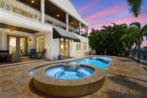House in Treasure Island, Florida 4 bedrooms, 370.87 sq.m. № 2350051