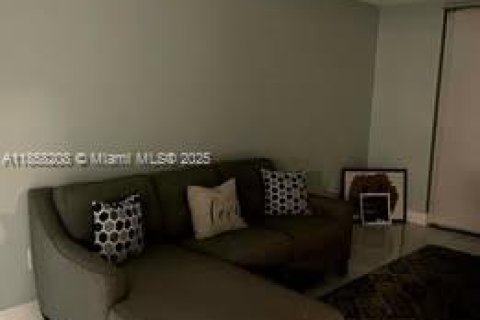 Condominio en venta en Lauderdale Lakes, Florida, 1 dormitorio, 77.57 m2 № 1882364 - foto 5