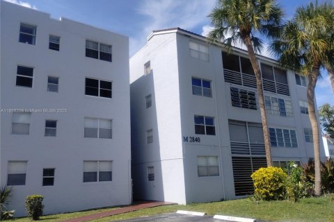 Condominio en venta en Lauderdale Lakes, Florida, 1 dormitorio, 77.57 m2 № 1882364 - foto 1