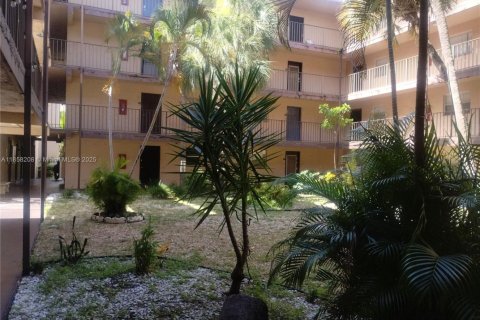 Condominio en venta en Lauderdale Lakes, Florida, 1 dormitorio, 77.57 m2 № 1882364 - foto 2