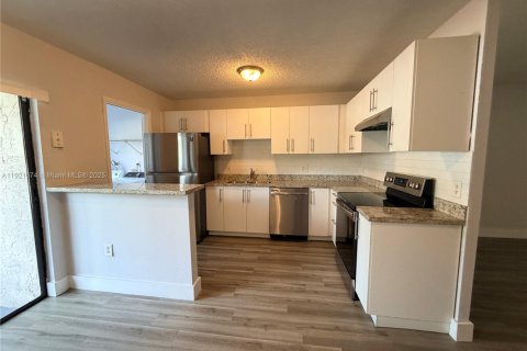 Condo in Cutler Bay, Florida, 2 bedrooms  № 1975226 - photo 11