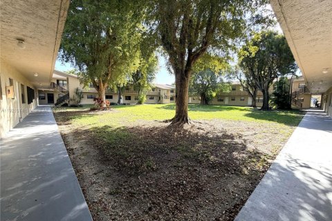 Condo in Cutler Bay, Florida, 2 bedrooms  № 1975226 - photo 1