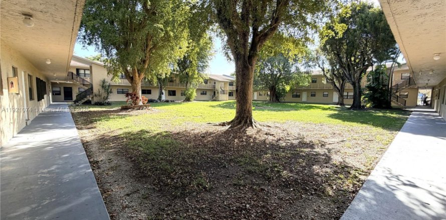 Condo in Cutler Bay, Florida, 2 bedrooms  № 1975226