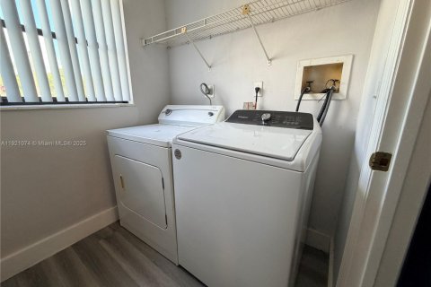 Condo in Cutler Bay, Florida, 2 bedrooms  № 1975226 - photo 16